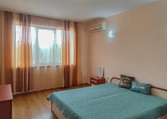 Chateau Del Mar Apartment