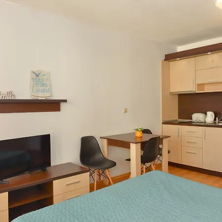 Chateau Del Mar Apartment