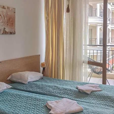 Chateau Del Mar Apartment *