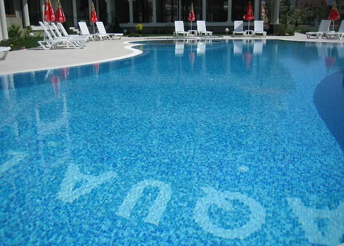 Chateau Del Mar Апартаменти