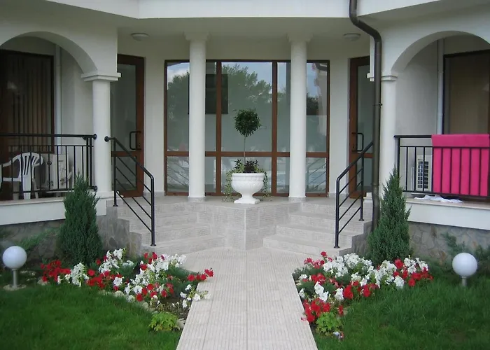 Апартаменти Chateau Del Mar